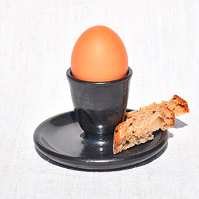 Coquetier noir (gris anthracite) fait main en Bretagne, émaillage naturel ajout de cendre de bois