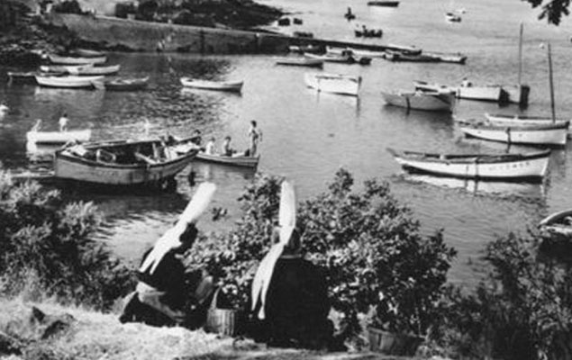 Deux bigoudènes sur le port de Sainte-Marine