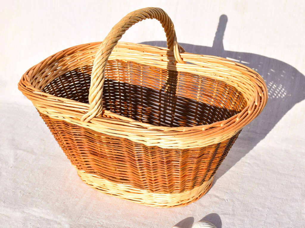 Panier oval en osier blanc et brut intérieur