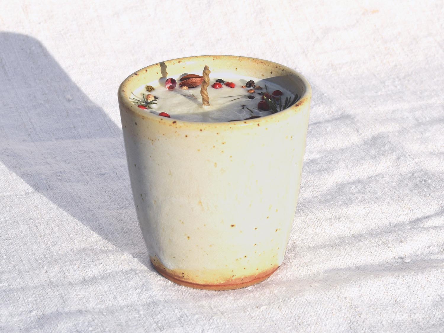 Petite bougie artisanale baies cannelle badiane, pot en grès blanc crème