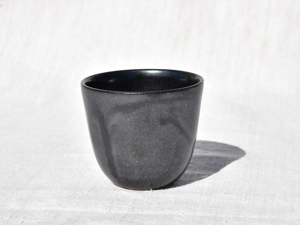 Petite tasse en grès gris anthracite