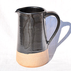 Pichet en grès modelé main en Bretagne, terre à grès locale, émaillage naturel ajout de cendre de bois