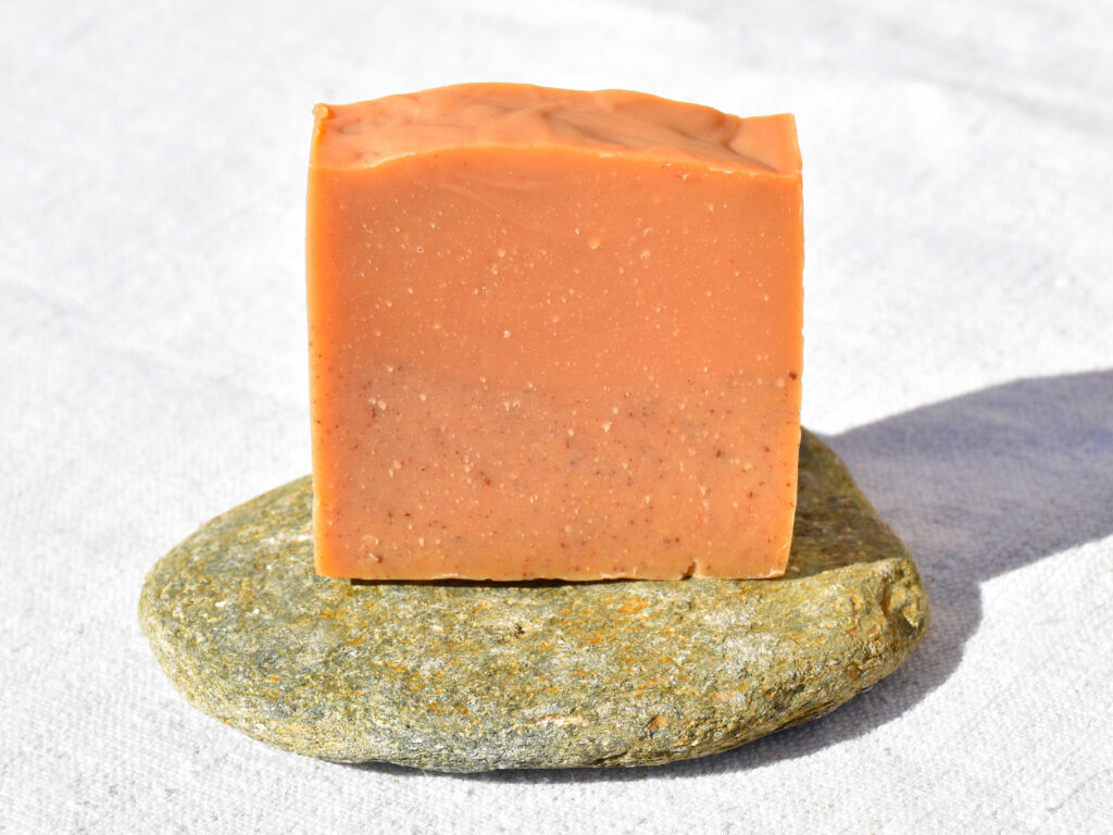 Savon arisanal et naturel régénérant visage au géranium et orange sanguine